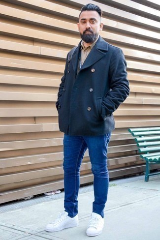 Quale sneakers basse indossare con una giacca da marinaio blu scuro in modo smart-casual: Indossa una giacca da marinaio blu scuro con jeans blu scuro per un look elegante ma non troppo appariscente. Se non vuoi essere troppo formale, indossa un paio di sneakers basse.