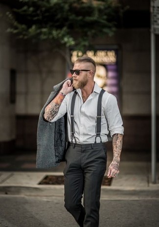 Come indossare e abbinare una giacca da marinaio grigio scuro per un uomo di 30 anni in modo formale: Abbina una giacca da marinaio grigio scuro con pantaloni eleganti neri per una silhouette classica e raffinata