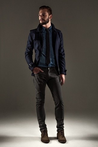 Come indossare e abbinare jeans grigio scuro in modo smart-casual: Combina una giacca da marinaio blu scuro con jeans grigio scuro, perfetto per il lavoro. Stivali casual in pelle scamosciata marrone scuro sono una valida scelta per completare il look.