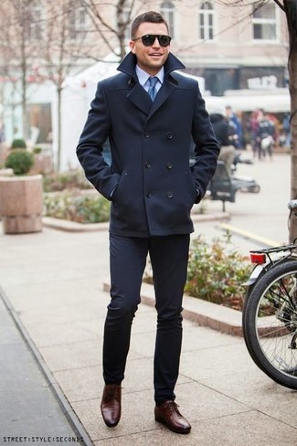 Come indossare e abbinare una cravatta di seta blu: Indossa una giacca da marinaio blu scuro con una cravatta di seta blu come un vero gentiluomo. Indossa un paio di scarpe derby in pelle marrone scuro per un tocco più rilassato.