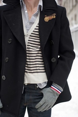 Come indossare e abbinare un cardigan a righe orizzontali bianco e nero quando fa freddo: Metti un cardigan a righe orizzontali bianco e nero e jeans blu scuro per un look raffinato per il tempo libero.