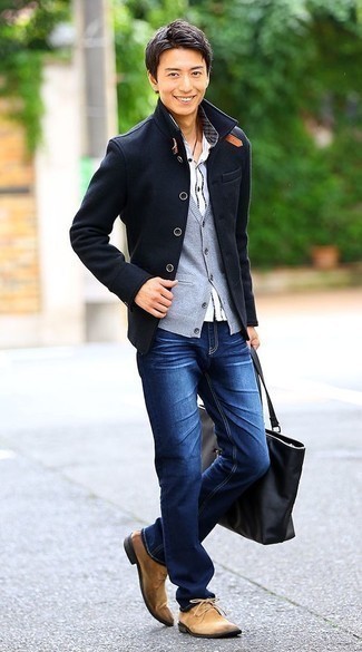 Quale jeans indossare con un cardigan azzurro in modo smart-casual: Potresti combinare un cardigan azzurro con jeans per un pranzo domenicale con gli amici. Chukka in pelle scamosciata marrone chiaro sono una buona scelta per completare il look.