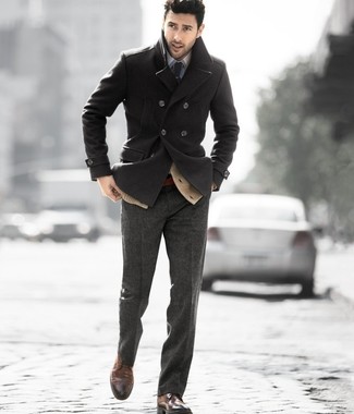 Quale scarpe brogue indossare con pantaloni eleganti grigio scuro per un uomo di 30 anni quando fa freddo: Coniuga una giacca da marinaio grigio scuro con pantaloni eleganti grigio scuro per un look elegante e alla moda. Per un look più rilassato, calza un paio di scarpe brogue.