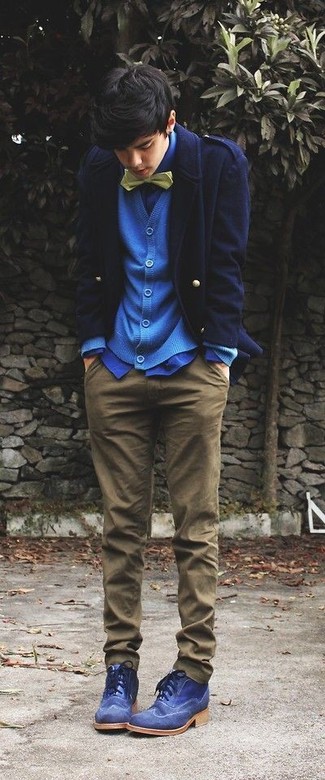 Come indossare e abbinare una giacca da marinaio con una camicia elegante per un uomo di 17 anni in autunno 2024: Prova ad abbinare una giacca da marinaio con una camicia elegante per un look elegante e di classe. Per un look più rilassato, scegli un paio di stivaletti brogue in pelle scamosciata blu. Ecco un outfit autunnale ideale per il tuo.