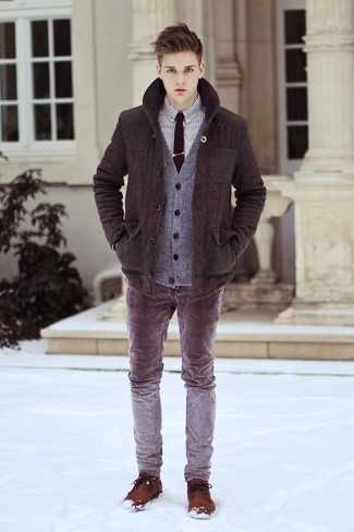 Quale jeans indossare con un cardigan grigio per un uomo di 30 anni quando fa gelo in modo smart-casual: Scegli un cardigan grigio e jeans per un look raffinato per il tempo libero. Opta per un paio di scarpe derby in pelle marroni per un tocco virile.