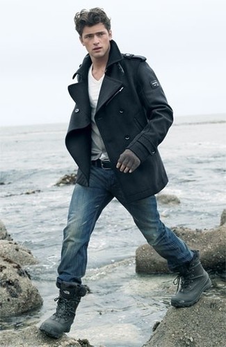 Come indossare e abbinare una giacca da marinaio nera con jeans blu scuro per un uomo di 30 anni: Coniuga una giacca da marinaio nera con jeans blu scuro per essere elegante ma non troppo formale. Calza un paio di stivali da neve neri per un tocco più rilassato.