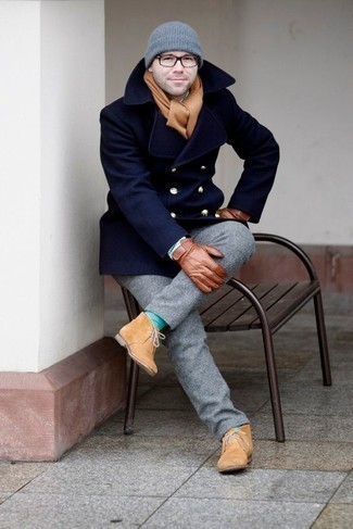 Come indossare e abbinare una sciarpa: Combina una giacca da marinaio blu scuro con una sciarpa per una sensazione di semplicità e spensieratezza. Calza un paio di chukka in pelle scamosciata marrone chiaro per dare un tocco classico al completo.