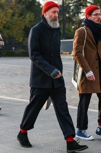 Moda uomo anni 60 quando fa gelo: Potresti indossare una giacca da marinaio blu scuro come un vero gentiluomo.