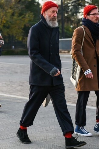 Moda uomo anni 60: Metti una giacca da marinaio blu scuro e chino blu scuro per un look davvero alla moda. Per un look più rilassato, mettiti un paio di chukka in pelle scamosciata nere.