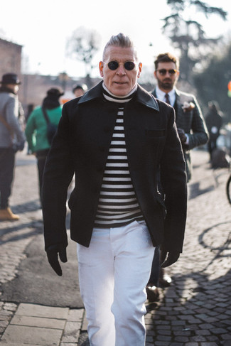 Come indossare e abbinare un maglione bianco e nero per un uomo di 50 anni quando fa freddo: Abbina un maglione bianco e nero con chino bianchi per affrontare con facilità la tua giornata.