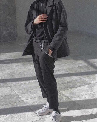 Quale scarpe sportive indossare con chino grigio scuro per un uomo di 20 anni: Mostra il tuo stile in una giacca da marinaio grigio scuro con chino grigio scuro per un abbigliamento elegante ma casual. Mettiti un paio di scarpe sportive per avere un aspetto più rilassato.