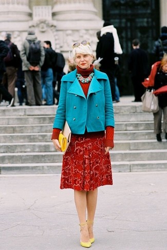 Moda donna anni 40: Opta per una giacca da marinaio acqua e un dolcevita lavorato a maglia rosso per un look semplice, da indossare ogni giorno. Questo outfit si abbina perfettamente a un paio di décolleté in pelle gialli.