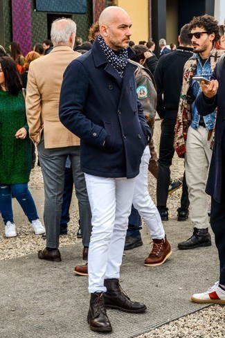 Come indossare e abbinare jeans bianchi con stivali casual in pelle marroni: Indossa una giacca da marinaio blu scuro con jeans bianchi per un look elegante ma non troppo appariscente. Perfeziona questo look con un paio di stivali casual in pelle marroni.
