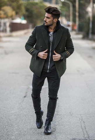Come indossare e abbinare jeans aderenti strappati grigio scuro: Metti una giacca da marinaio verde scuro e jeans aderenti strappati grigio scuro per un look comfy-casual. Prova con un paio di stivali chelsea in pelle neri per un tocco virile.