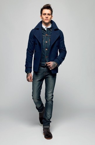 Come indossare e abbinare una giacca di jeans blu con jeans blu scuro: Coniuga una giacca di jeans blu con jeans blu scuro per un fantastico look da sfoggiare nel weekend. Chukka in pelle scamosciata marrone scuro sono una eccellente scelta per completare il look.