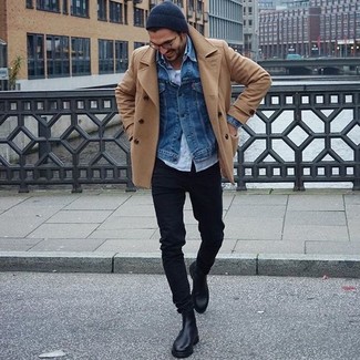 Quale giacca di jeans indossare con jeans neri per un uomo di 30 anni in inverno 2025 in modo smart-casual: Per un outfit quotidiano pieno di carattere e personalità, potresti abbinare una giacca di jeans con jeans neri. Sfodera il gusto per le calzature di lusso e scegli un paio di stivali chelsea in pelle neri come calzature. Questo è di sicuro il look da copiare in questa stagione invernale.