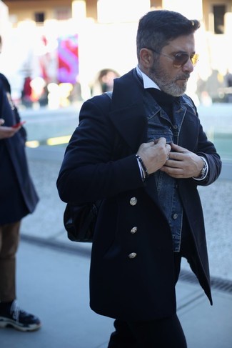 Come indossare e abbinare un orologio grigio per un uomo di 50 anni quando fa gelo in modo smart-casual: Opta per una giacca da marinaio nera e un orologio grigio per un look comfy-casual.