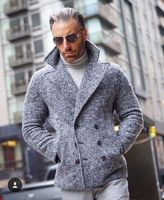 Come indossare e abbinare una giacca da marinaio per un uomo di 50 anni: Combina una giacca da marinaio con pantaloni eleganti grigi per essere sofisticato e di classe.