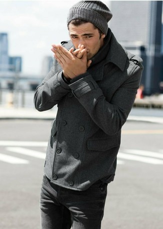 Come indossare e abbinare una giacca da marinaio grigio scuro quando fa freddo: Abbina una giacca da marinaio grigio scuro con jeans grigio scuro per essere elegante ma non troppo formale.