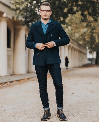 Come indossare e abbinare jeans aderenti per un uomo di 30 anni quando fa freddo: Per un outfit quotidiano pieno di carattere e personalità, scegli una giacca da marinaio blu scuro e jeans aderenti blu scuro. Abbellisci questo completo con un paio di stivaletti brogue in pelle neri.