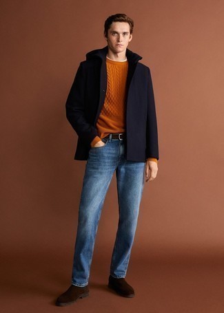 Come indossare e abbinare un maglione a trecce arancione con jeans blu quando fa freddo: Indossa un maglione a trecce arancione e jeans blu per un fantastico look da sfoggiare nel weekend. Prova con un paio di stivali chelsea in pelle scamosciata marrone scuro per un tocco virile.
