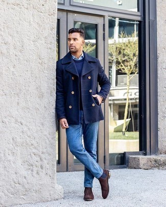 Come indossare e abbinare jeans blu in modo smart-casual: Combina una giacca da marinaio blu scuro con jeans blu, perfetto per il lavoro. Scegli uno stile classico per le calzature e scegli un paio di stivali chelsea in pelle scamosciata marrone scuro come calzature.