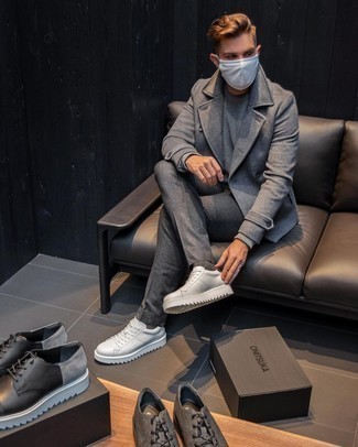 Quale sneakers basse indossare con un maglione girocollo grigio: Mostra il tuo stile in un maglione girocollo grigio con chino grigi per un look spensierato e alla moda. Per un look più rilassato, scegli un paio di sneakers basse come calzature.