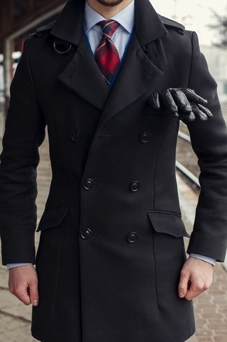 Come indossare e abbinare una cravatta scozzese rossa e blu scuro: Mostra il tuo stile in una giacca da marinaio nera con una cravatta scozzese rossa e blu scuro per un look elegante e alla moda.