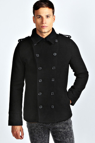 Come indossare e abbinare una giacca da marinaio nera per un uomo di 30 anni quando fa freddo in modo smart-casual: Scegli una giacca da marinaio nera e jeans grigi, perfetto per il lavoro.