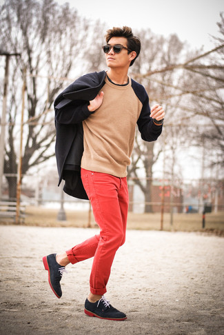 Come indossare e abbinare jeans rossi in autunno 2024 in modo smart-casual: Indossa una giacca da marinaio nera con jeans rossi per un look da sfoggiare sul lavoro. Perché non aggiungere un paio di scarpe derby in pelle scamosciata blu scuro per un tocco di stile in più? Una magnifica idea per essere più cool e alla moda anche in autunno.