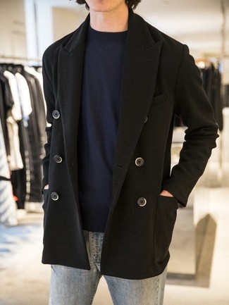 Come indossare e abbinare una giacca da marinaio nera quando fa freddo in modo smart-casual: Abbina una giacca da marinaio nera con jeans azzurri, perfetto per il lavoro.