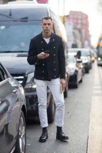Quale stivali casual indossare con jeans bianchi per un uomo di 20 anni quando fa gelo: Opta per una giacca da marinaio nera e jeans bianchi per creare un look smart casual. Stivali casual sono una gradevolissima scelta per completare il look.