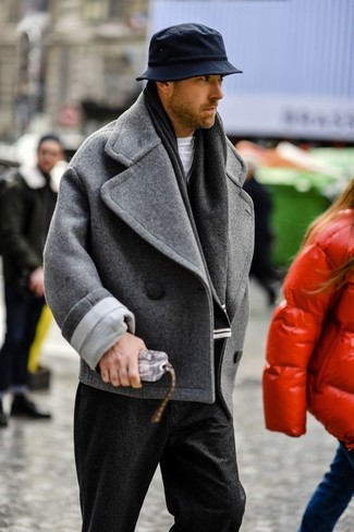 Come indossare e abbinare pantaloni eleganti di lana neri per un uomo di 30 anni: Metti una giacca da marinaio grigia e pantaloni eleganti di lana neri per un look elegante e di classe.