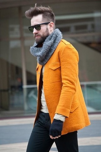 Come indossare e abbinare una sciarpa grigio scuro quando fa freddo: Opta per una giacca da marinaio arancione e una sciarpa grigio scuro per un outfit rilassato ma alla moda.