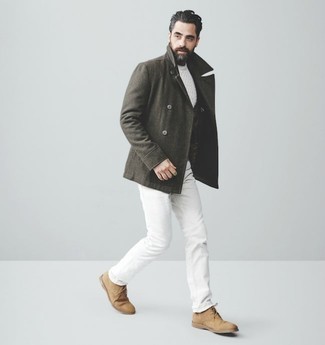 Quale jeans indossare con chukka marrone chiaro in modo smart-casual: Vestiti con una giacca da marinaio verde scuro e jeans per un abbigliamento elegante ma casual. Chukka marrone chiaro sono una splendida scelta per completare il look.