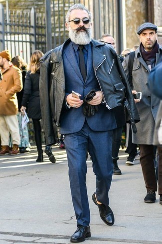Come indossare e abbinare una giacca da moto per un uomo di 60 anni: Combina una giacca da moto con un abito blu scuro per essere elegante ma non troppo formale. Opta per un paio di scarpe derby in pelle nere per dare un tocco classico al completo.