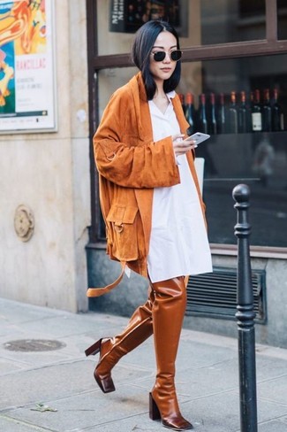 Come indossare e abbinare una giacca arancione quando fa freddo: Scegli una giacca arancione e un vestito chemisier bianco per un look trendy e alla mano. Stivali sopra il ginocchio in pelle terracotta sono una eccellente scelta per completare il look.