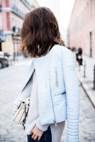 Come indossare e abbinare un maglione oversize argento quando fa caldo: Metti un maglione oversize argento e jeans blu scuro per un outfit inaspettato.