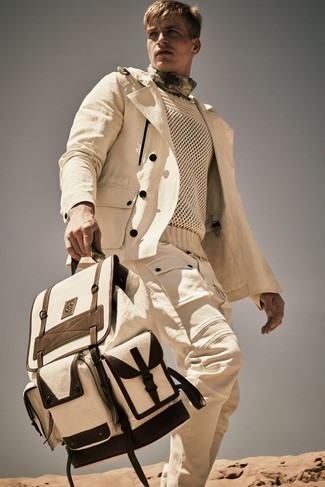 Come indossare e abbinare una borsa beige per un uomo di 30 anni quando fa freddo in modo casual: Combina una giacca da moto in twill beige con una borsa beige per un outfit rilassato ma alla moda.
