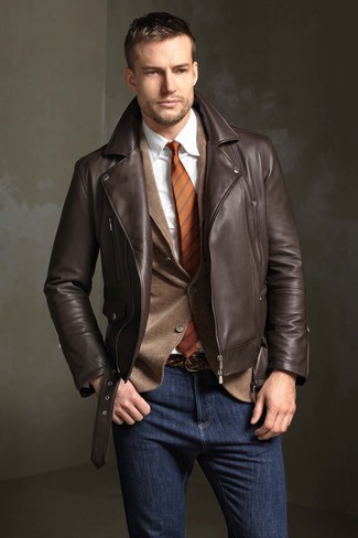 Come indossare e abbinare una giacca da moto in pelle marrone: Per un outfit quotidiano pieno di carattere e personalità, potresti combinare una giacca da moto in pelle marrone con jeans blu scuro.
