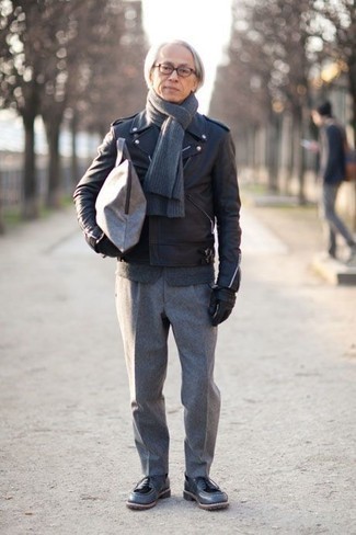 Quale scarpe derby indossare con un blazer grigio scuro per un uomo di 50 anni: Coniuga un blazer grigio scuro con pantaloni eleganti di lana grigi per un look elegante e alla moda. Scarpe derby sono una splendida scelta per completare il look.