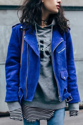 Come indossare e abbinare una giacca da moto blu in autunno 2024: Abbina una giacca da moto blu con jeans aderenti blu per vestirti casual. Una eccellente idea per l’autunno!