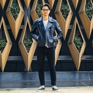 Come indossare e abbinare una giacca da moto in pelle: Per un outfit quotidiano pieno di carattere e personalità, indossa una giacca da moto in pelle e jeans neri. Sneakers basse di tela blu scuro sono una splendida scelta per completare il look.