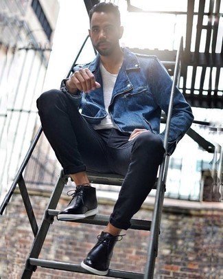 Quale jeans indossare con chukka nere in primavera 2024: Opta per una giacca da moto blu e jeans per un look semplice, da indossare ogni giorno. Chukka nere doneranno eleganza a un look altrimenti semplice. Un look magnifico per essere elegante e perfettamente alla moda anche durante la stagione primaverile.