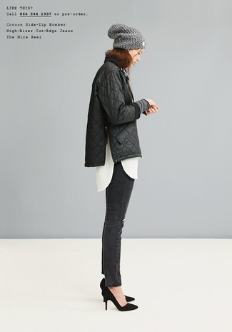 Come indossare e abbinare jeans grigi quando fa caldo in modo casual: Metti una giacca da moto trapuntata nera e jeans grigi per una sensazione di semplicità e spensieratezza. Décolleté in pelle scamosciata neri sono una interessante scelta per completare il look.