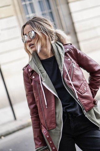 Quale felpa con cappuccio indossare con una giacca da moto bordeaux in modo casual: Coniuga una giacca da moto bordeaux con una felpa con cappuccio per un look perfetto per il weekend.
