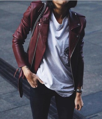 Come indossare e abbinare una giacca da moto bordeaux: Abbina una giacca da moto bordeaux con jeans aderenti neri per creare un look raffinato e glamour.