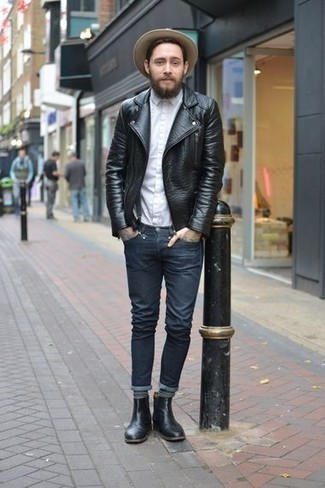 Quale jeans indossare con una giacca da moto nera per un uomo di 20 anni quando fa freddo: Punta su una giacca da moto nera e jeans per un look comfy-casual. Scegli un paio di stivali chelsea in pelle neri come calzature per un tocco virile.