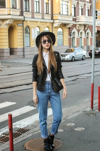 Come indossare e abbinare jeans con una giacca da moto in modo smart-casual: Per un outfit della massima comodità, metti una giacca da moto e jeans. Stivaletti in pelle tagliati neri sono una eccellente scelta per completare il look.