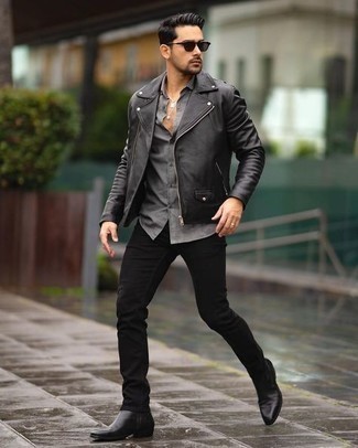 Quale giacca da moto indossare con stivali chelsea neri: Indossa una giacca da moto e jeans neri per un look raffinato per il tempo libero. Calza un paio di stivali chelsea neri per dare un tocco classico al completo.